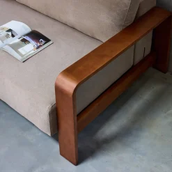 Sofá cama de 3 plazas con reposabrazos de madera