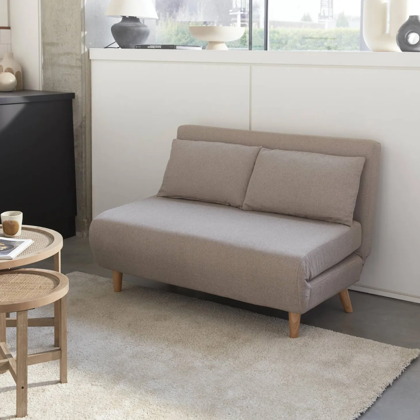 Sofá cama de con patas de madera, 2 plazas
