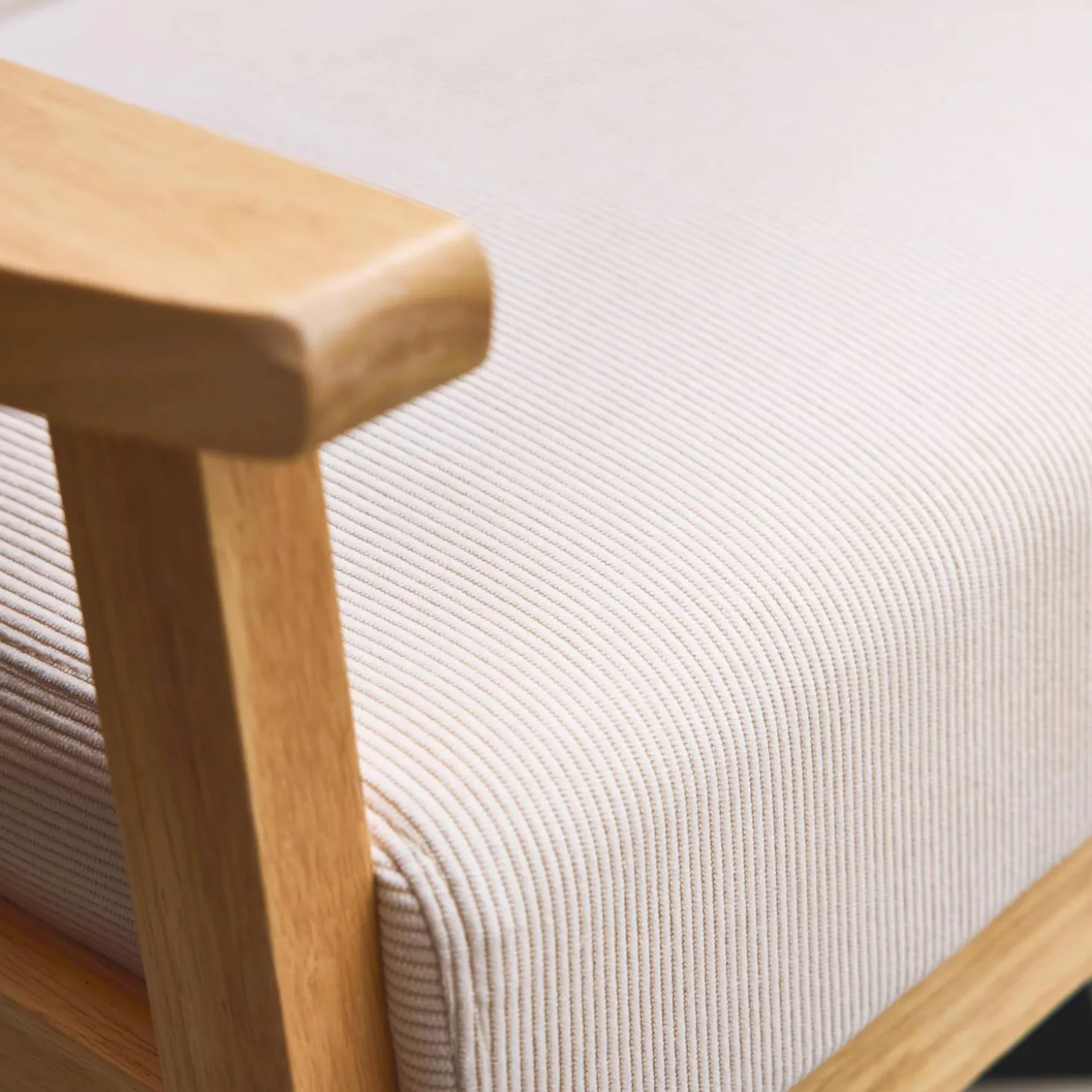 Sofá de 2 plazas y sillón de pana con patas de madera
