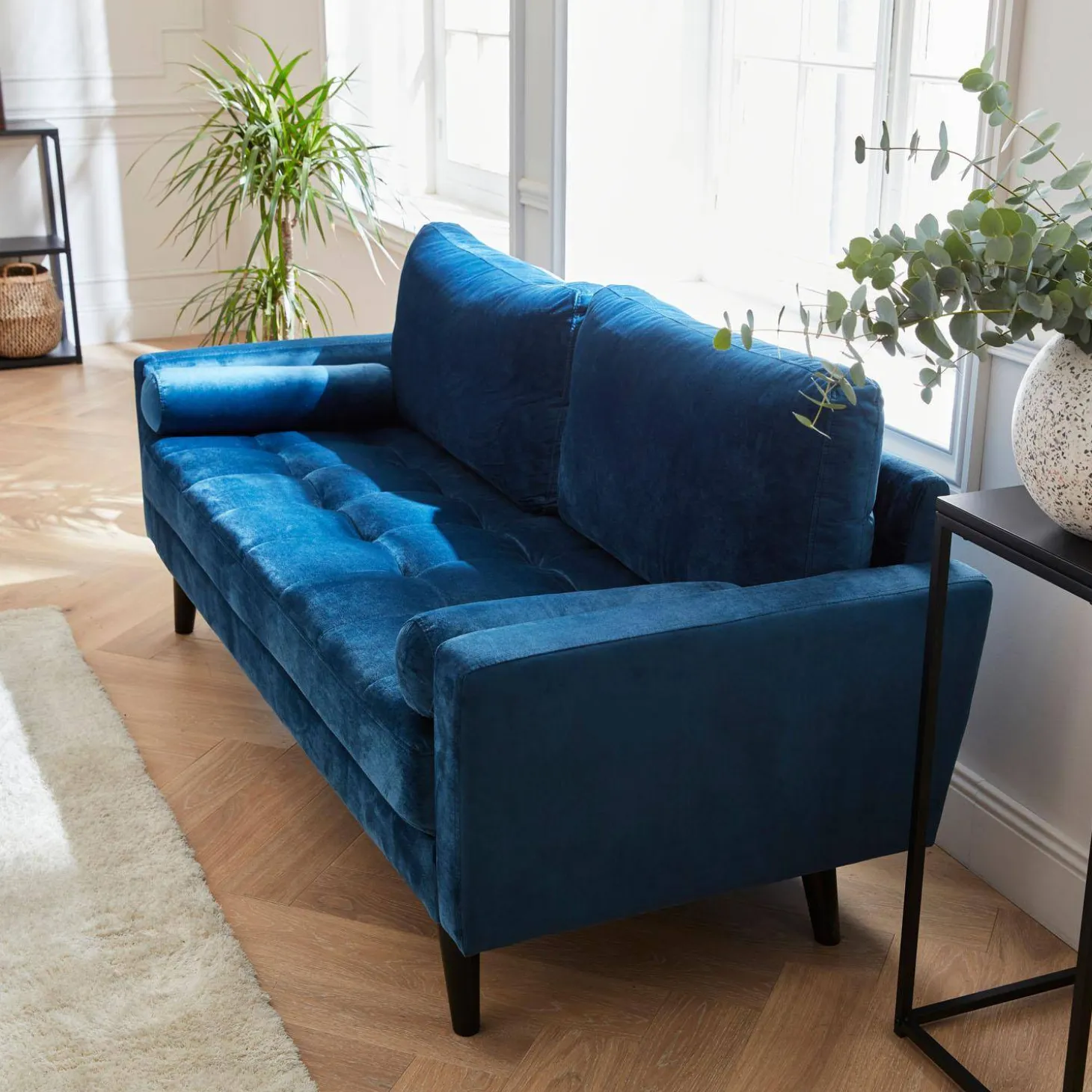 Sofá estilo escandinavo de terciopelo con patas de madera, 3 plazas