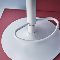 Taburete de bar ajustable de metal y tela con base blanca, set de 2